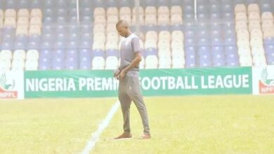 لاعب يتبول في الدوري النيجيري