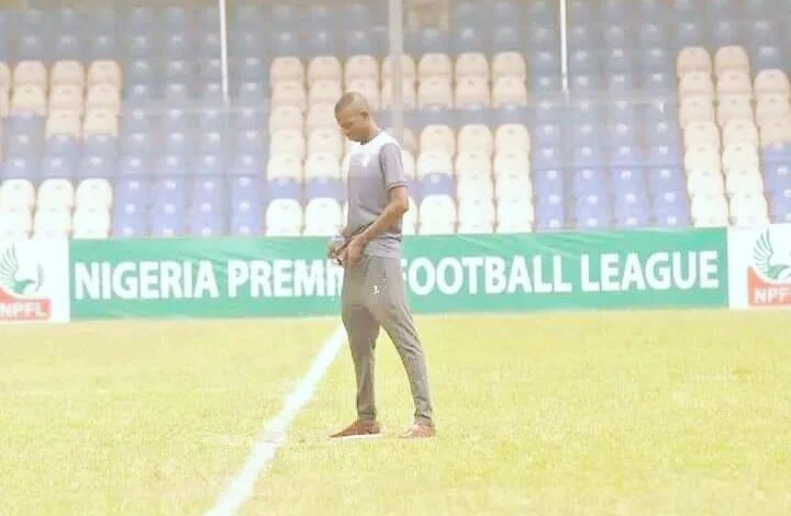 لاعب يتبول في الدوري النيجيري