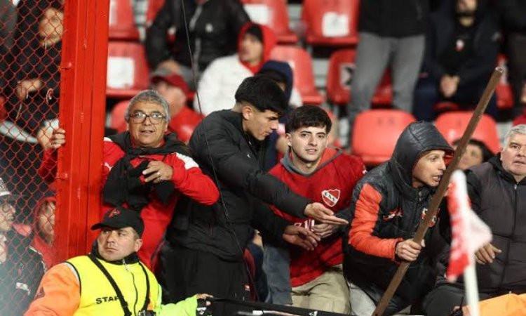 اشتباكات عنيفة بين مشجعي إنديبندينتي ويونيفرسيداد